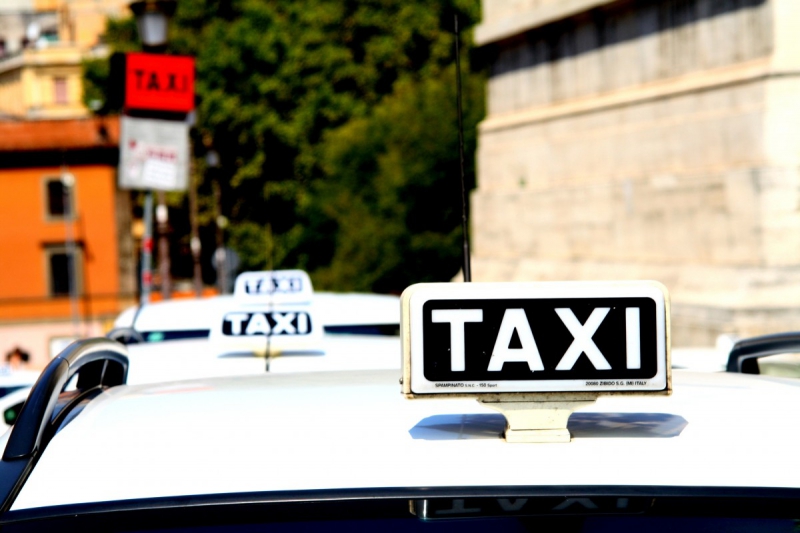 taxis-CONTES-min_taxi_auto_rome_road_white-1051610